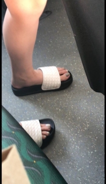 【原创投稿】公交车上的嫩脚和拖鞋[7P]