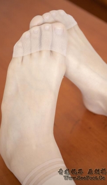 【南国足艺】英语老师卢老师丝袜美脚诱惑，第一次拍摄很害羞！图片